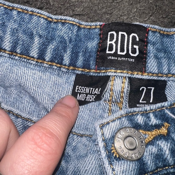 BDG Essential Mid-Rise Distressed Short Shorts Size 27 - Picture 4 of 6